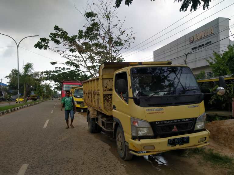 Solar Langka, Antrean Truk Juga Mengular Di Kutim - RADAR KUTIM